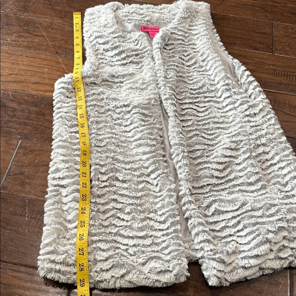 WOMENs Betsey Johnson Gray Faux Fur vest - Picture 6 of 6